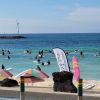 済州島の海でサーフィンする人々。