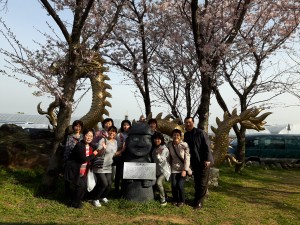 済州市民俗５日市場で桜の下でトルハルバンとともに