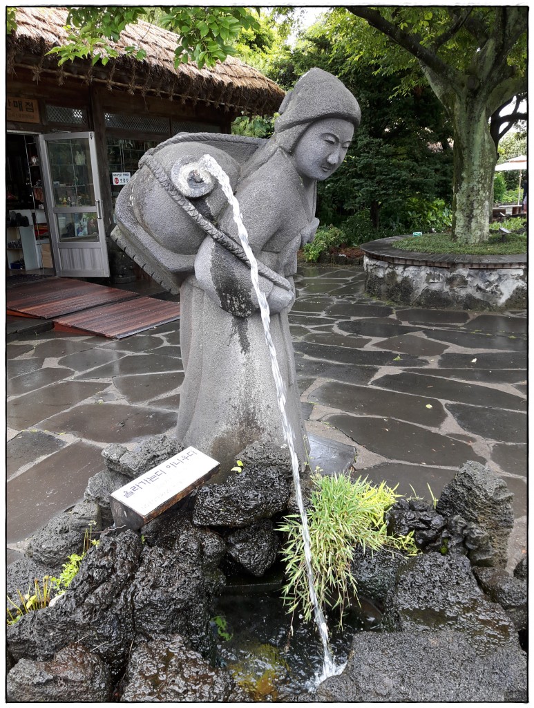 済州島観光タクシー朴サンウン民俗村にある水ホボック写真を載せて見ます。