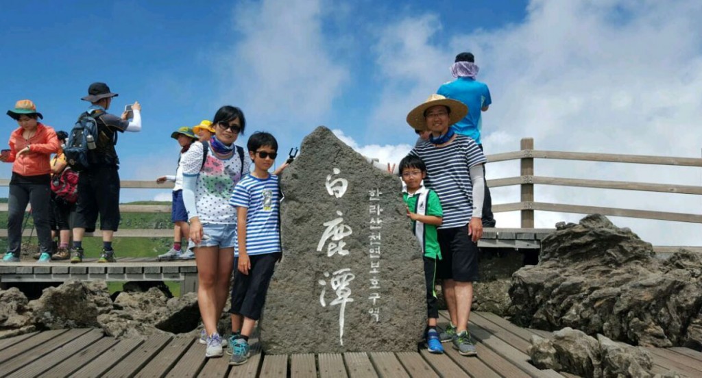 青空と漢拏山白鹿潭済州島(チェジュ島)観光タクシージャンボタクシーとともに